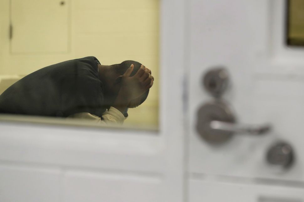 Un détenu est assis dans une cellule dans un centre de détention de l'immigration à Tacoma, dans l'État de Washington, le 10 septembre 2019.