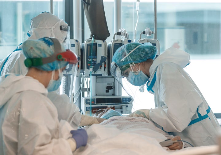 Paciente con covid en una UCI es atendido por personal sanitario, Madrid.