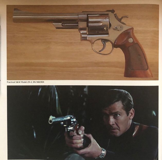 Scotland Yard a diffusé lundi 21 septembre 2020 les photos des 5 armes de James Bond dérobées...