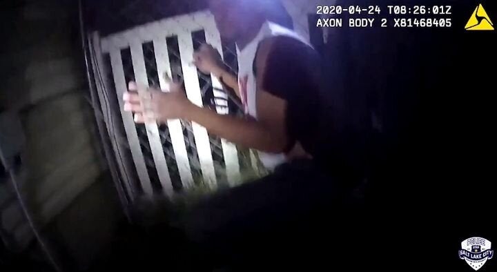 ボディカメラの映像には、ピアース容疑者がライアンズ氏を警察犬で執拗に攻撃する様子がうつっていた