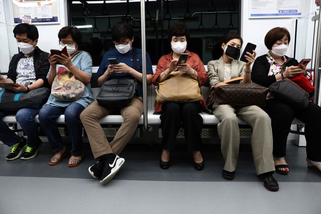 서울 지하철에서 마스크를 쓴 사람들. 2020년
