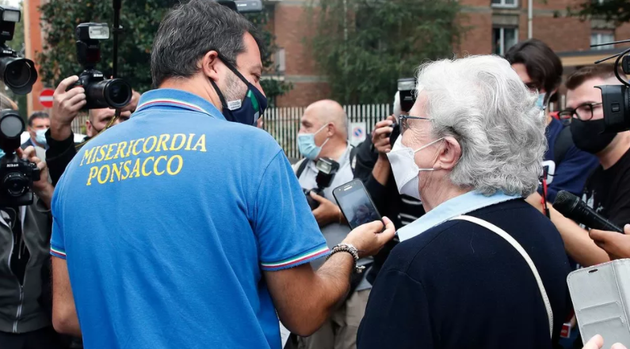 Salvini al seggio con la maglia della "Misericordia di Ponsacco". L Salvini al seggio con la maglia della "Misericordia di Ponsacco". L