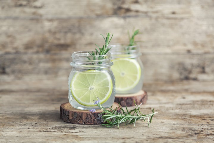 Agua con limón y romero