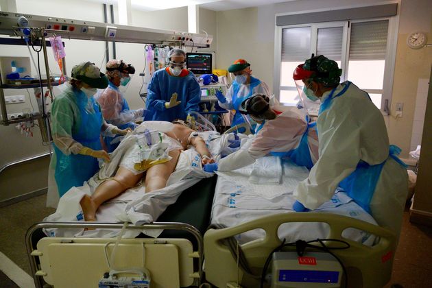 Sanitarios atienden a un paciente con coronavirus en la UCI del Hospital Príncipe de Asturias...