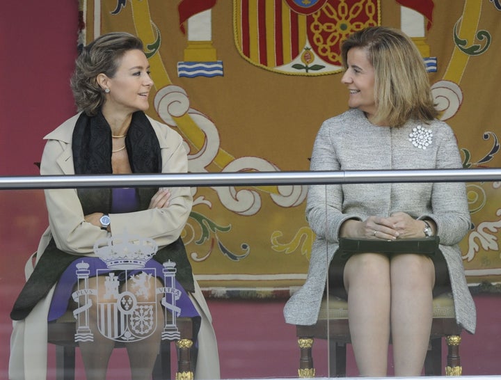 La exministra de Agricultura, Isabel García Tejerina, y la exministra de Trabajo, Fátima Báñez, durante el desfile militar del 12 de octubre de 2015.