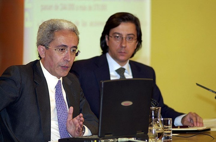 De fondo, el exportavoz del Gobierno de José María Aznar, Pío Cabanillas, en una imagen de archivo.