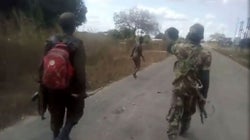 Γιατί αυτοί οι άντρες πυροβολούν μια γυμνή γυναίκα στη μέση του δρόμου