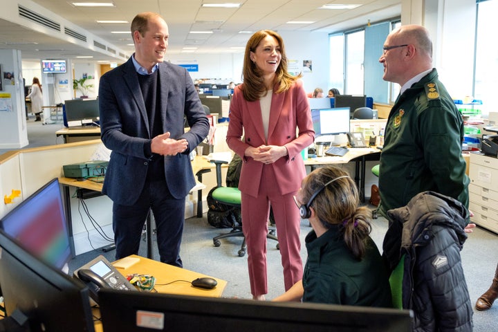 Kate Middleton y el príncipe Guillermo en la visita al Centro de Ambulancias de Londres el 19 de marzo de 2020.