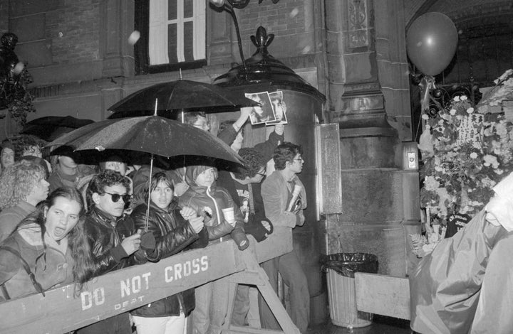 La multitud frente al edificio Dakota tras el asesinato de John Lennon.