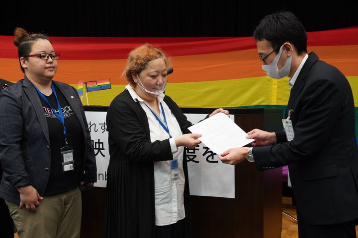 法務省に要望書を提出する「Broken Rainbow-japan」の宇佐美翔子代表（中央）