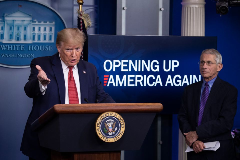 도널드 트럼프 대통령이 백악관 코로나19 브리핑에서 경제활동 재개 계획을 발표하고 있다. 오른쪽은 앤서니 파우치 박사. 2020년