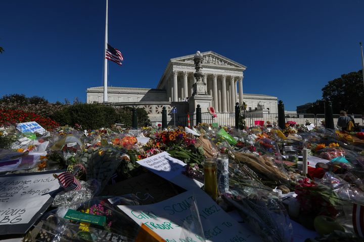 最高裁判所の前には、ギンズバーグ氏追悼の花やメッセージが数多く残された（2020年9月21日）