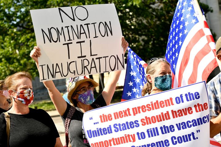 コロラド州デンバーにある共和党のコーリー・ガーナー上院議員オフィスの前で、大統領選の結果が出るまで後任判事の承認をしないよう求める人々（2020年9月21日）