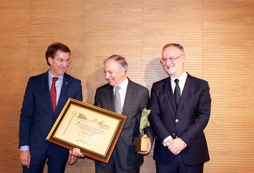 El presidente gallego, Alberto Núñez Feijóo, junto a José González Fuentes, presidente del Grupo Egasa, que sostiene Premio a la Excelencia Empresarial, en 2015.