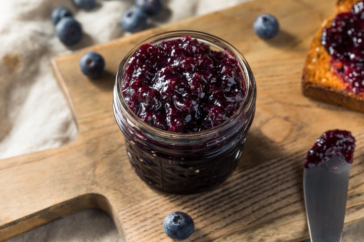 Manger une confiture de bleuets au mois de février nous rappelle les douceurs de l’été. 