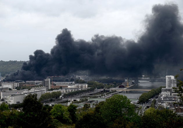 Un an après l'incendie de Lubrizol, où en est-on? (Photo: l'incendie de Lubirzol pris le 26 septembre 2019 par PHILIPPE LOPEZ/AFP via Getty Images)