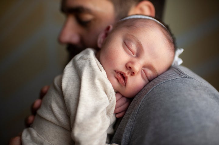 La vaccination n'est pas recommandée pour les bébés de moins de six mois, mais leurs parents peuvent recevoir gratuitement la vaccin contre la grippe pour éviter de les contaminer.