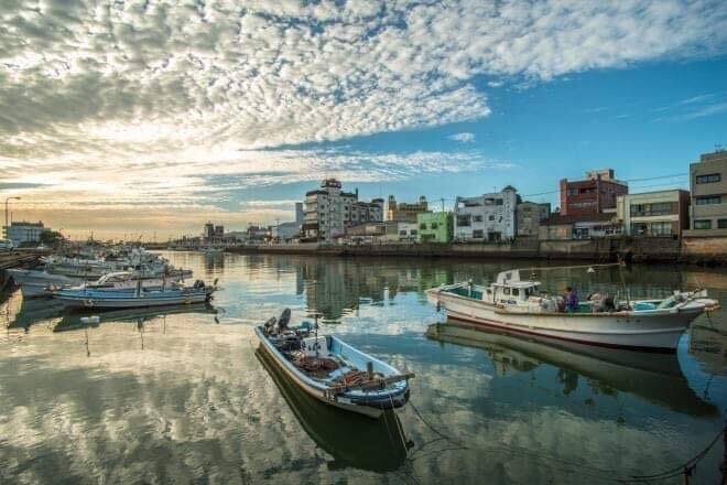 市街地の港。こういう何ともない日常の中に、不意に絶景が現れるのも、五島に何度通っても飽きない理由かもしれない。（撮影：廣瀬健司）