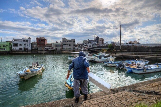ある昼下がり、市街地の港で翌日の漁の準備をする漁師さん。地域の人と話してみることで、思わぬ旅の展開が始まる。（撮影：廣瀬健司）