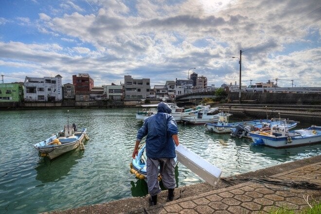 ある昼下がり、市街地の港で翌日の漁の準備をする漁師さん。地域の人と話してみることで、思わぬ旅の展開が始まる。（撮影：廣瀬健司）