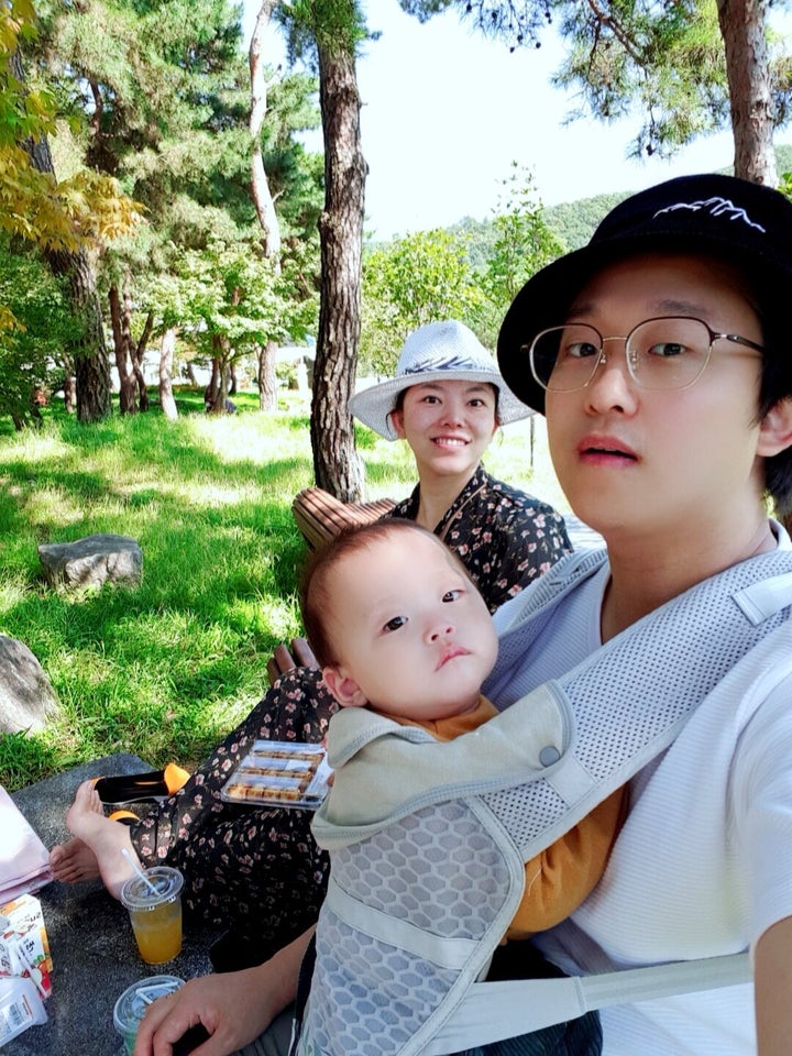 소함씨와 남편 기영씨. 아들 이준이와 함께한 지 260일이 지났다.