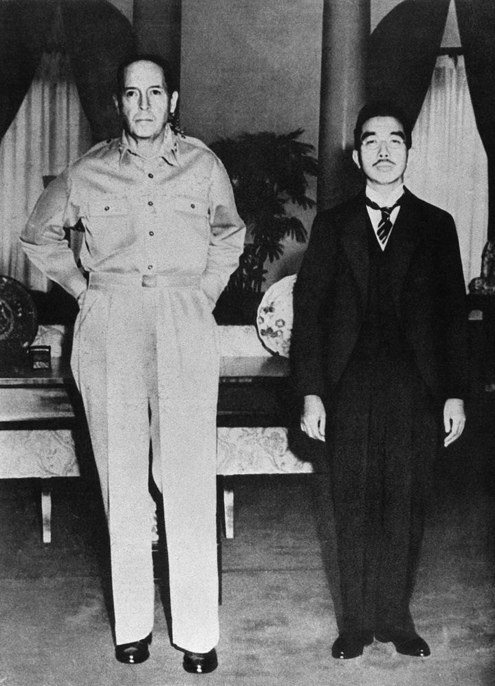 1945年9月29日付の新聞各紙に掲載された昭和天皇とマッカーサー元帥の2ショット写真