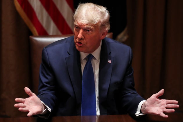 Trump e la strategia del sospetto sul voto. Anche la Corte Suprema diventa un Trump e la strategia del sospetto sul voto. Anche la Corte Suprema diventa un