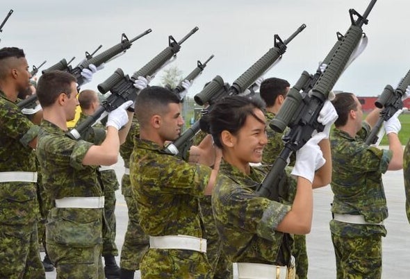 Kanica Saphan lorsqu'elle était dans les Forces armées canadiennes.