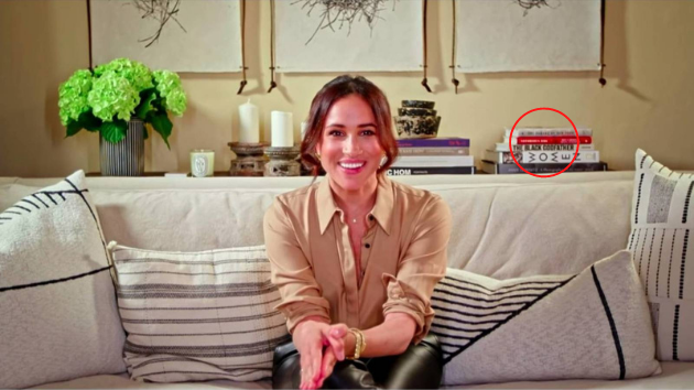 Meghan Markle en el salón de su casa en California.