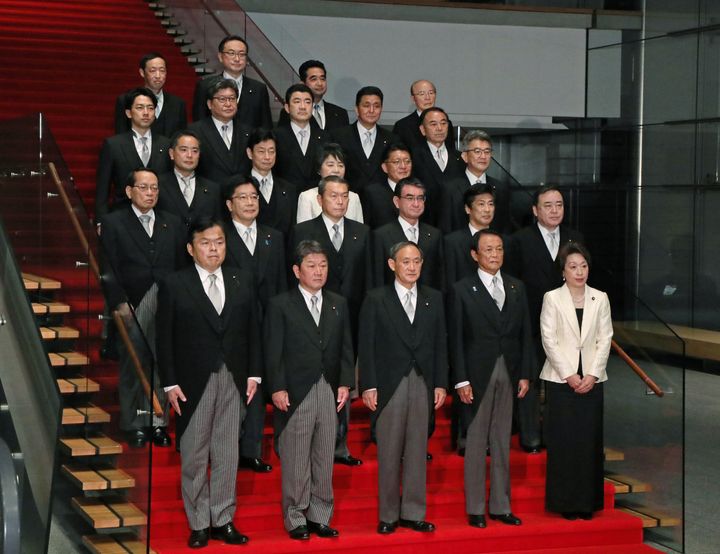 記念撮影に臨む菅義偉首相（前列中央）と新閣僚ら＝2020年9月16日、首相官邸