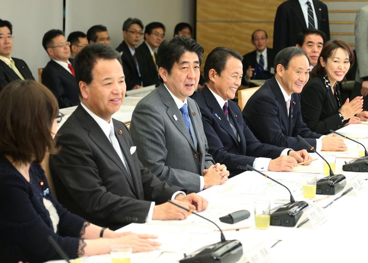 若者・女性活躍推進フォーラムの初会合であいさつする安倍晋三前首相（左から3人目）＝2013年2月13日、首相官邸 