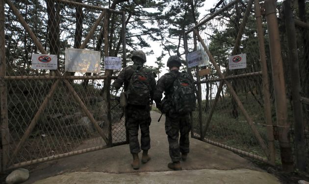 On the 25th, Marine Corps soldiers in Daeyeonpyeong Island, Ongjin-gun, Incheon, crossed the gate for a coastal patrol.