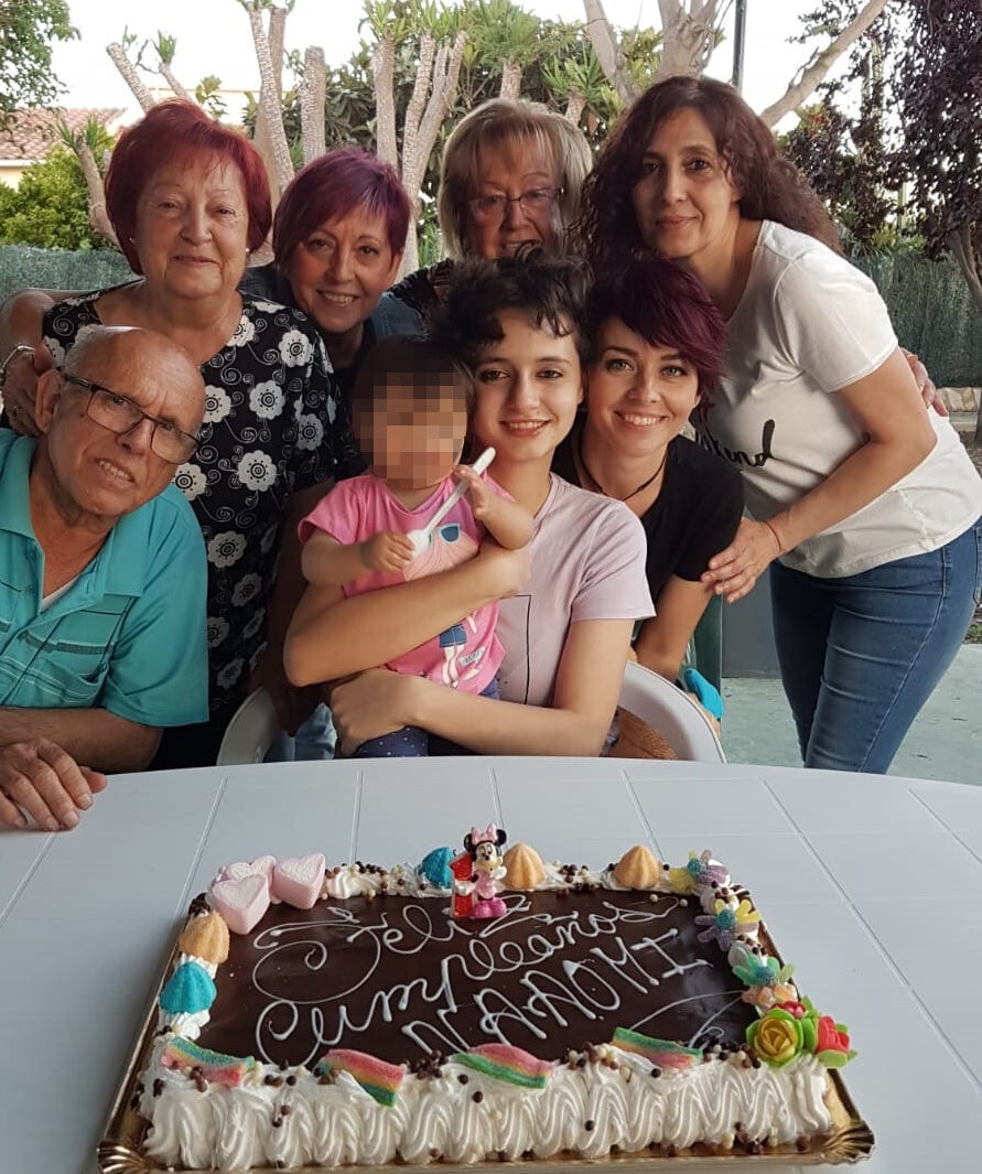 La familia de Patricia celebra el cumpleaños de Naaomi. Patricia, en el centro, sostiene a la niña; a su derecha está Noelia Bru, su prima.