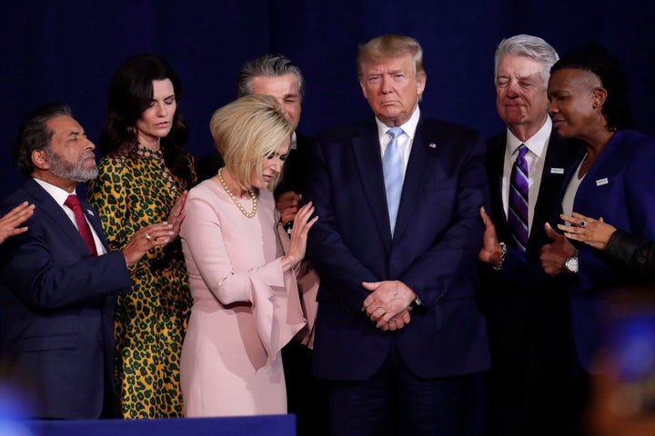 Sur cette photo de janvier 2020, on voit des leaders religieux prier avec le président Donald Trump lors d’un rassemblement de partisans évangéliques à l’église King Jesus International Ministry à Miami.