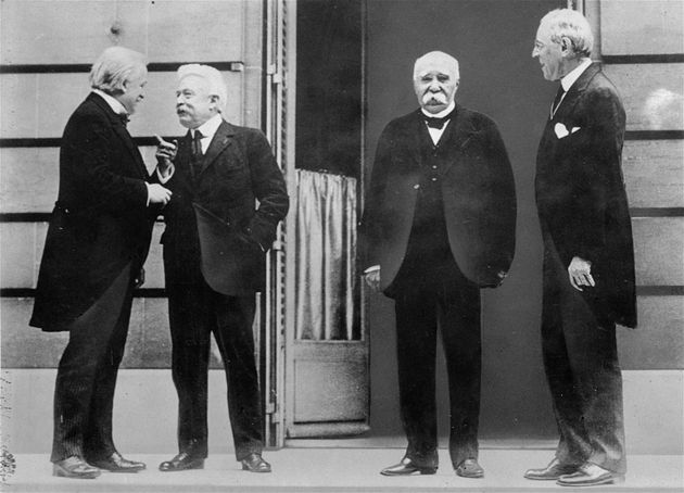 Οι Τέσσερις Μεγάλοι λίγο πριν την υπογραφή της Συνθήκης των Βερσαλλιών. Από τα αριστερά προς τα δεξιά Βρετανία Ντέιβιντ Λόιντ Τζόρτζ, Ιταλία Βιτόριο Ορλάντο, Γαλλία Ζορζ Κλεμανσό, ΗΠΑ Γούντροού Γουίλσο (AP Photo)