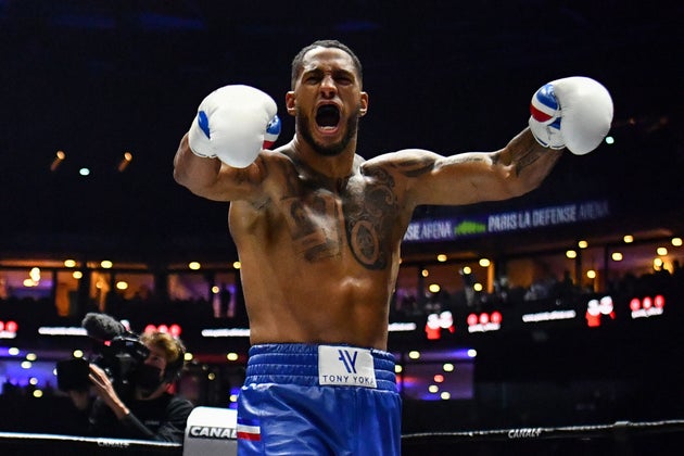 Tony Yoka célèbre sa victoire après avoir terrassé Johann Duhaupas en moins de deux minutes.