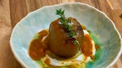 Cebolla rellena de sofrito de verduras, salsa de pimientos rojos y yogur