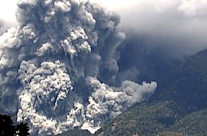 噴火する御嶽山（国土交通省中部地方整備局提供）