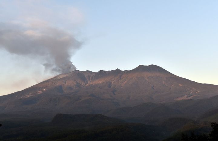 噴煙をあげる御嶽山＝2014年9月28日