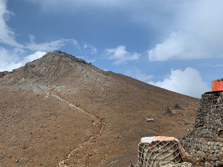 王滝頂上から奥の山頂・剣ヶ峰を望む。この付近は開けており、身を隠す場がほとんどない。噴火口は左手にあり、噴火して間もなく噴石が落ちてきた＝2020年8月22日