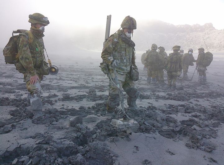 地面はぬかるみ、捜索を阻んだ＝2014年10月7日（防衛省統合幕僚監部提供）