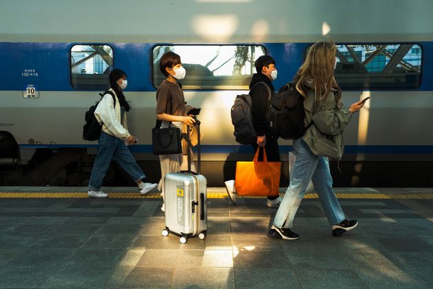 (Material photo) People taking steps from Seoul station.  Quarantine authorities reiterated citizen cooperation and caution, saying there is still a chance that Corona 19 could resurface from this Chuseok holiday.