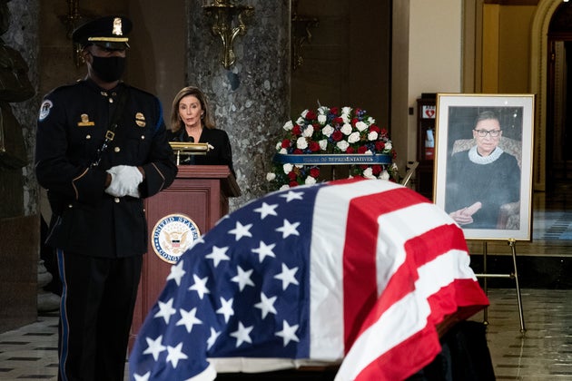 ギンズバーグ最高裁判事の追悼式 スポーツトレーナーが棺の前でとった行動に悲しみが広がる 動画 ハフポスト