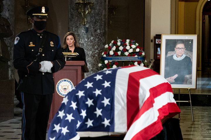 米ワシントンの連邦議会議事堂に、ギンズバーグ最高裁判事の遺体を納めた棺が安置された。