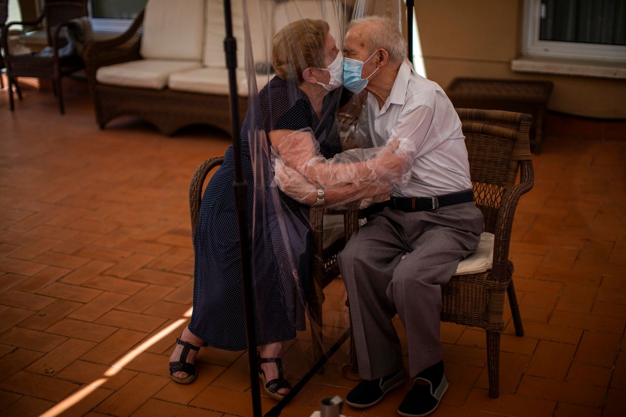 Η Αγκουστίνα Καναμέρο, 81 ετών φιλάει τον Πασκουάλ Περέζ, μέσα από ένα πλαστικό προστατευτικό, για να μην κολλήσει κορονοϊό, στο οίκο ευγηρίας στη Βαρκελώνη, Ισπανία, 22 Ιουνίου 2020. (AP Photo/Emilio Morenatti)