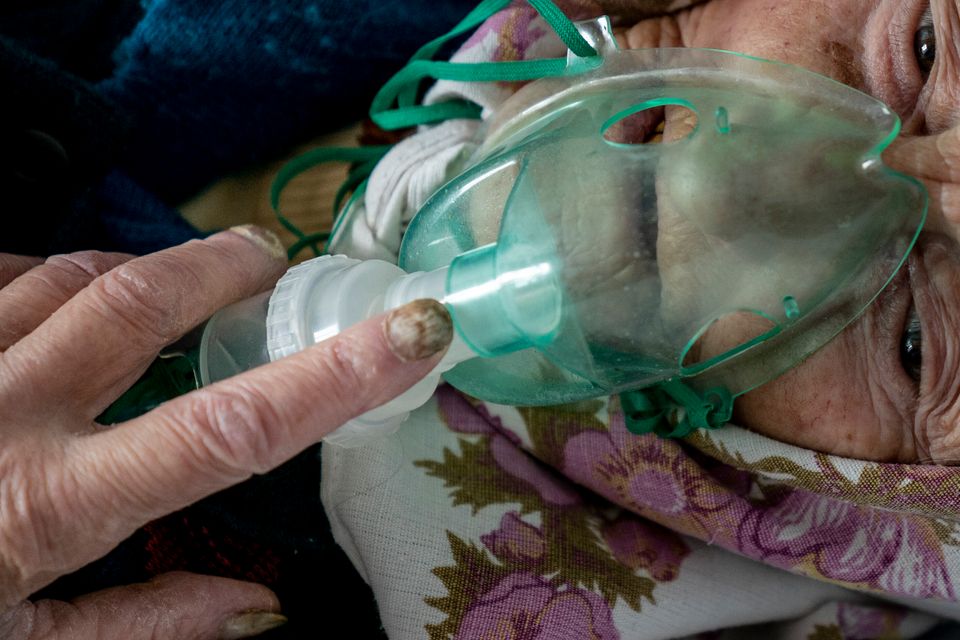 Μια ηλικιωμένη με κορονοϊό σε νοσοκομείο στην Ουκρανία, 1 Μαΐου 2020. (AP Photo/Evgeniy Maloletka)