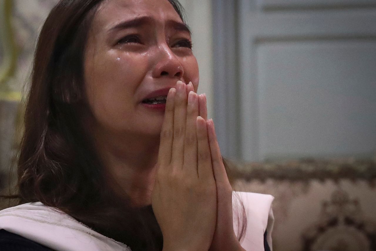 Η Τρι Νόβια Σεπτιάνι κλαίει κατά τη διάρκεια διαδικτυακού μνημόσυνου για τον αρραβωνιαστικό της, τον γιατρό Μάικλ Ρόμπερτ Μαράμπε στην Τζακάρτα, Ινδονησία, 5 Ιουνίου 2020. (AP Photo/Tatan Syuflana)