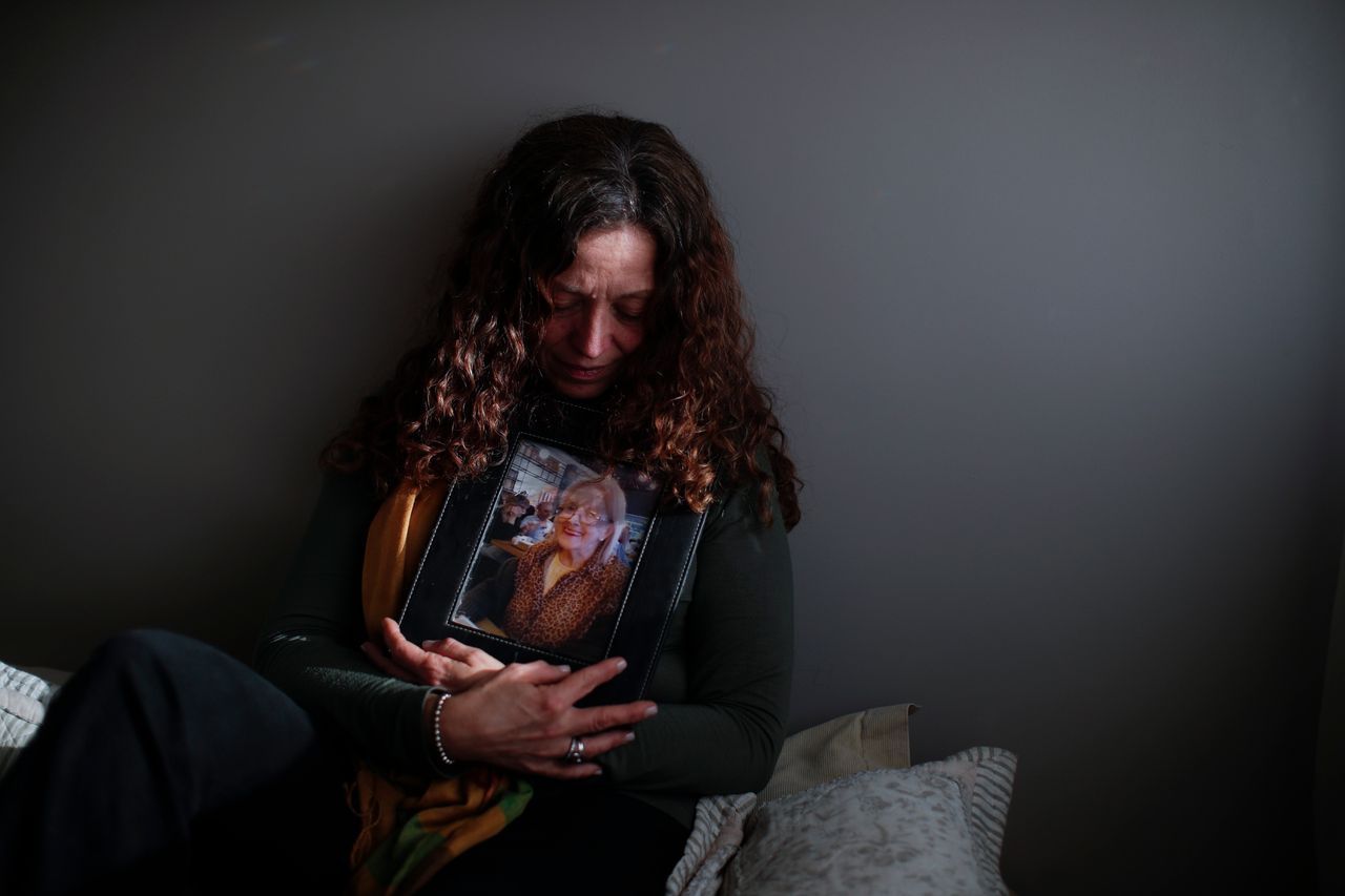 Αγκαλιά με τη φωτογραφία της μητέρας της, Μποένος Άιρες, Αργεντινή, 11 Αυγούστου 2020. (AP Photo/Natacha Pisarenko)