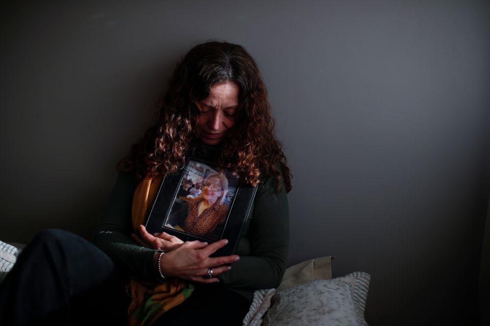 Αγκαλιά με τη φωτογραφία της μητέρας της, Μποένος Άιρες, Αργεντινή, 11 Αυγούστου 2020.  (AP Photo/Natacha Pisarenko)
