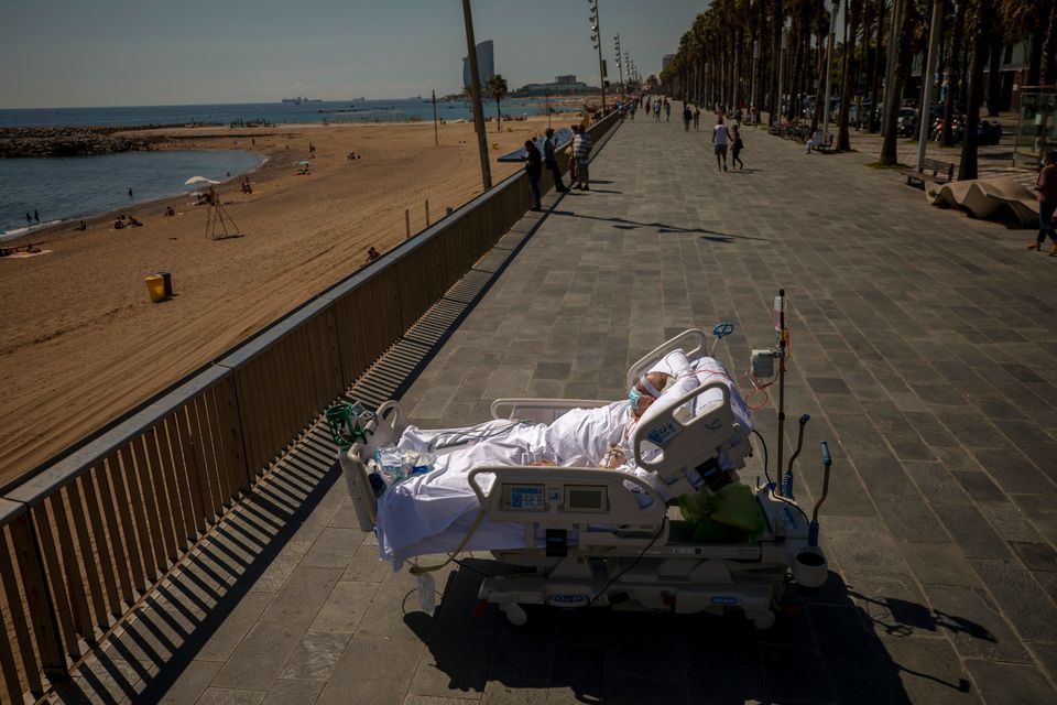 Ο Φρανσίσκο Εσπάνα κοιτά τη Μεσόγειο σε ένα διάλειμμα από το δωμάτιο. Βαρκελώνη, Ισπανία,  4 Σεπτεμβρίου 2020. Πέρασε 52 ημέρες στην εντατική αλλά εκείνη την ημέρα οι γιατροί του επέτρεψαν να πράσει 10 λεπτά έξω από το δωμάτιό του (AP Photo/Emilio Morenatti)